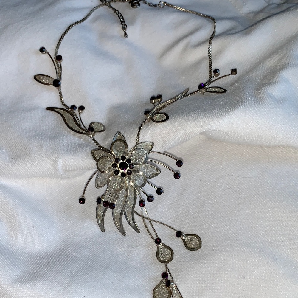 Chic Silver Floral Necklace with Purple Accents